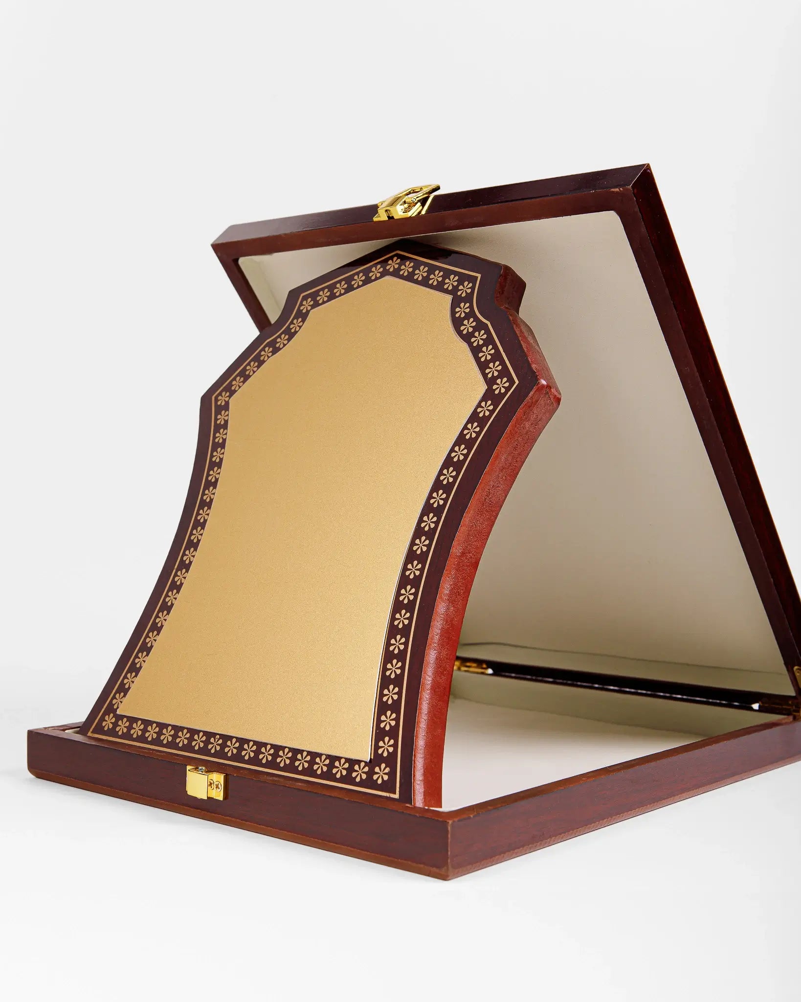 ARABESQUE WOODEN AWARD AS-AH-68