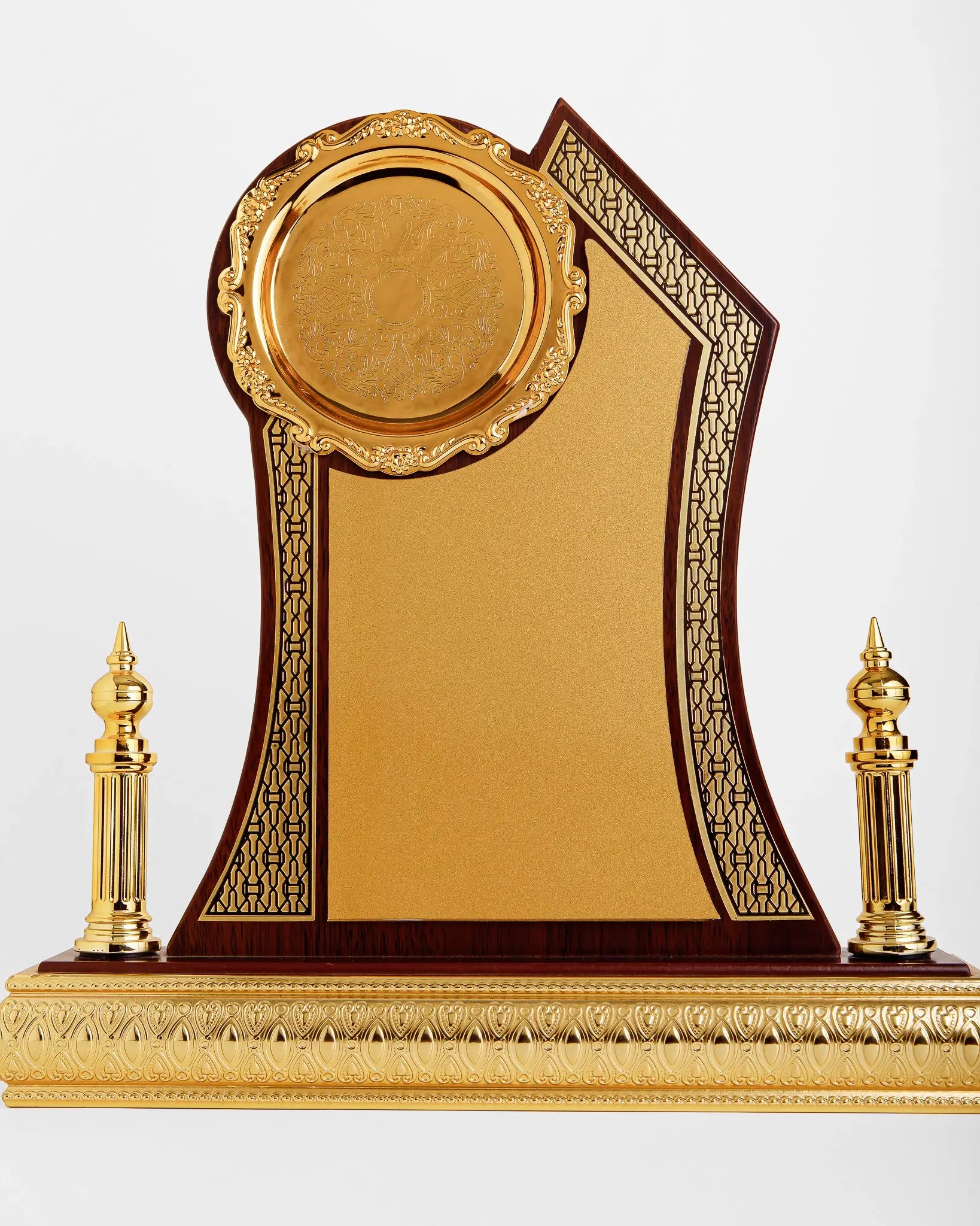 LARGE ROUND WOODEN GATE AWARD W-41