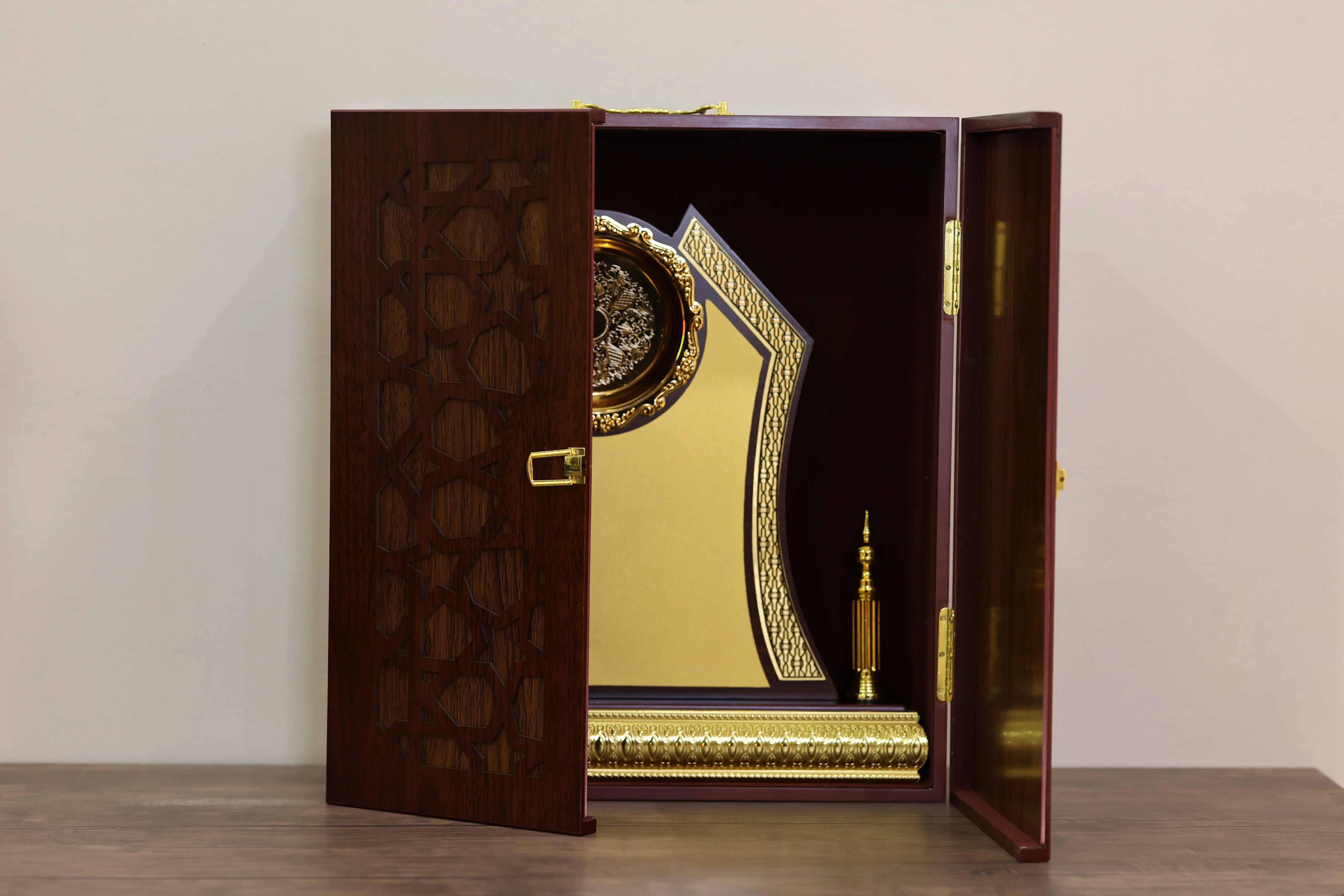 LARGE ROUND WOODEN GATE AWARD W-41